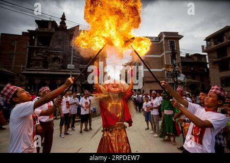 (190802) -- BEIJING, 2 août 2019 -- Une danseuse masquée exécute des danses traditionnelles lors d'un festival Newari à Lalitpur, Népal, le 31 juillet 2019. (Photo de /Xinhua) XINHUA PHOTOS DU JOUR SulavxShrestha PUBLICATIONxNOTxINxCHN Banque D'Images