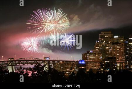 (190802) -- BEIJING, le 2 août 2019 -- équipe Canada illumine le ciel lors de la célébration de la lumière à English Bay à Vancouver, Canada, le 31 juillet 2019. (Photo de /Xinhua) PHOTOS XINHUA DU JOUR LiangxSen PUBLICATIONxNOTxINxCHN Banque D'Images