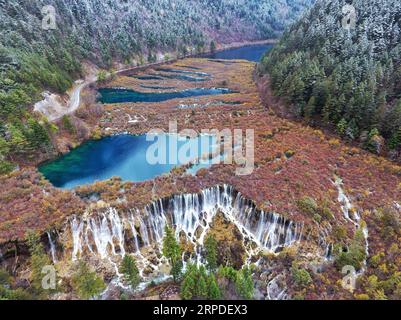 (190802) -- PÉKIN, 2 août 2019 -- une photo aérienne prise le 6 novembre 2018 montre la cascade de Nuorilang dans le parc national de Jiuzhaigou dans la province du Sichuan du sud-ouest de la Chine. Situé dans le sud-ouest de la Chine, le Sichuan est une province enclavée qui possède diverses ressources biologiques et paysages. Le Sichuan est souvent surnommé la capitale mondiale des pandas géants, car plus de 70 % des pandas sauvages vivent dans la province. Pour ramener l'espèce du bord de l'extinction, les autorités compétentes ont mis en œuvre des mesures pour protéger et restaurer les habitats, ainsi que pour étendre et construire des réserves naturelles et la reproduction b Banque D'Images
