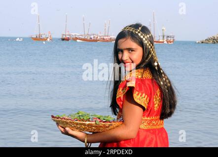 (190802) -- BEIJING, 2 août 2019 -- Une fille portant un costume traditionnel attend le retour des plongeurs du voyage de plongée Pearl à Kuwait City, Koweït, le 1 août 2019. Le 31e voyage de plongée Pearl s'est terminé jeudi à Koweït City. Au moins 195 jeunes Koweïtiens ont participé à l'événement et sont revenus avec leur récolte de perles. (Photo de /Xinhua) XINHUA PHOTOS DU JOUR Gazi PUBLICATIONxNOTxINxCHN Banque D'Images