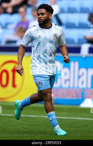 Jay Dasilva de Coventry City se réchauffe avant le match du championnat Sky Bet au Coventry Building Society Arena, Coventry. Date de la photo : Samedi 2 septembre 2023. Banque D'Images