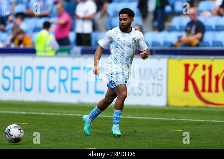 Jay Dasilva de Coventry City se réchauffe avant le match du championnat Sky Bet au Coventry Building Society Arena, Coventry. Date de la photo : Samedi 2 septembre 2023. Banque D'Images