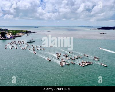 Actualités Themen der Woche KW31 Actualités Bilder des Tages China, Fuqing Fischer Fest (190803) -- FUQING, 3 août 2019 -- une photo aérienne prise le 3 août 2019 montre des bateaux de pêche naviguant vers la mer dans la ville de Shapu, ville de Fuqing dans la province du Fujian du sud-est de la Chine. Le premier festival de pêche de Fuqing a ouvert ses portes samedi. ) CHINE-FUJIAN-FUQING-FESTIVAL DE PÊCHE (CN) JIANGXKEHONG PUBLICATIONXNOTXINXCHN Banque D'Images