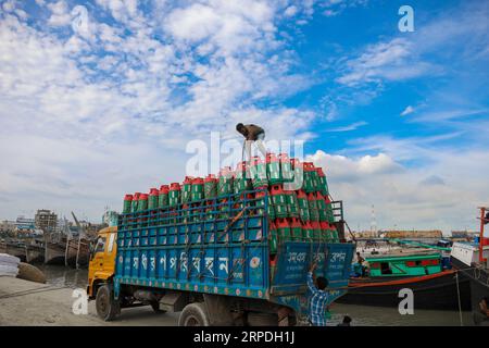 Chittagong, Bangladesh. 22 juillet 2023. Un travailleur arrange des bouteilles de gaz GPL dans un camion près de Fishery Ghat. Le secteur des bouteilles de gaz GPL a connu un essor considérable Banque D'Images