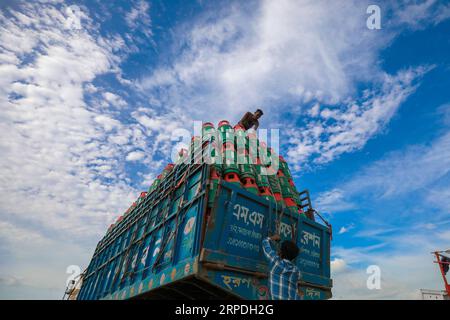 Chittagong, Bangladesh. 22 juillet 2023. Un travailleur arrange des bouteilles de gaz GPL dans un camion près de Fishery Ghat. Le secteur des bouteilles de gaz GPL a connu un essor considérable Banque D'Images