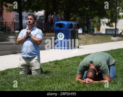 Actualités Themen der Woche KW31 Actualités Bilder des Tages 190804 -- DAYTON États-Unis, 4 août 2019 -- des gens assistent à une veillée de prière pour les victimes de la fusillade de massive à Dayton, Ohio, États-Unis, le 4 août 2019. Neuf personnes ont été tuées et 26 autres blessées tôt dimanche matin dans une fusillade de masse près d'un bar à Dayton, une ville du midwest de l'État américain de l'Ohio, ont déclaré les autorités. Le tireur a été abattu sur les lieux par la police. U.S.-OHIO-DAYTON-FUSILLADE DE MASSE-APRÈS LIUXJIE PUBLICATIONXNOTXINXCHN Banque D'Images