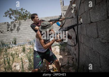 Libyen, Kämpfe à Teilen von Tripolis 190804 -- TRIPOLI, 4 août 2019 -- tirs de combattants du gouvernement d'entente nationale soutenu par l'ONU GNA lors d'affrontements avec les forces de l'Armée nationale libyenne basée à l'est et dirigée par Khalifa Haftar sur une ligne de front à Tripoli, Libye, le 4 août 2019. Photo de /Xinhua LIBYA-TRIPOLI-CONFLICT AmruxSalahuddien PUBLICATIONxNOTxINxCHN Banque D'Images