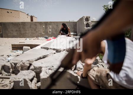 Libyen, Kämpfe à Teilen von Tripolis (190804) -- TRIPOLI, 4 août 2019 -- des combattants du Gouvernement d'entente nationale (GNA) soutenu par l'ONU sont vus lors d'affrontements avec les forces de l'Armée nationale libyenne (ANL) basée à l'est et dirigée par Khalifa Haftar sur une ligne de front à Tripoli, Libye, le 4 août 2019. (Photo de /Xinhua) LIBYE-TRIPOLI-CONFLIT AmruxSalahuddien PUBLICATIONxNOTxINxCHN Banque D'Images