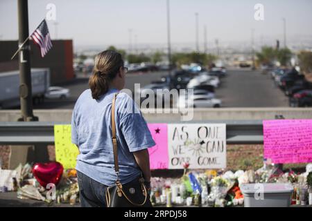 (190805) -- EL PASO, 5 août 2019 -- Une femme mémorise des victimes près du centre Walmart où la fusillade de masse a eu lieu à El Paso, Texas, États-Unis, le 5 août 2019. Le nombre de morts dans les tirs de masse de week-end à El Paso, dans l'État américain du Texas, a augmenté à 22 après que deux personnes sont mortes tôt lundi matin dans un hôpital, a déclaré la police d'El Paso. U.S.-EL PASO-MASSE-NOMBRE DE MORTS PAR BALLE-AUGMENTATION DU NOMBRE DE MORTS WANGXYING PUBLICATIONXNOTXINXCHN Banque D'Images