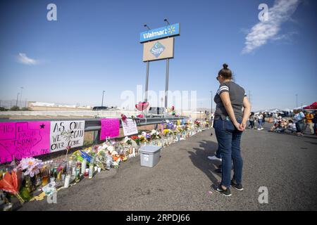 (190805) -- EL PASO, 5 août 2019 -- des gens mémorisent des victimes près du centre Walmart où la fusillade de masse a eu lieu à El Paso, Texas, États-Unis, le 5 août 2019. Le nombre de morts dans les tirs de masse de week-end à El Paso, dans l'État américain du Texas, a augmenté à 22 après que deux personnes sont mortes tôt lundi matin dans un hôpital, a déclaré la police d'El Paso. U.S.-EL PASO-MASSE-NOMBRE DE MORTS PAR BALLE-AUGMENTATION DU NOMBRE DE MORTS WANGXYING PUBLICATIONXNOTXINXCHN Banque D'Images