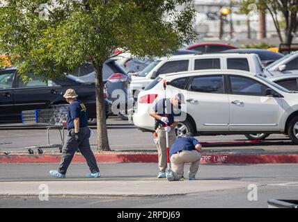 (190805) -- EL PASO, 5 août 2019 -- les enquêteurs travaillent au centre Walmart où la fusillade de masse a eu lieu à El Paso, Texas, États-Unis, le 5 août 2019. Le nombre de morts dans les tirs de masse de week-end à El Paso, dans l'État américain du Texas, a augmenté à 22 après que deux personnes sont mortes tôt lundi matin dans un hôpital, a déclaré la police d'El Paso. U.S.-EL PASO-MASSE-NOMBRE DE MORTS PAR BALLE-AUGMENTATION DU NOMBRE DE MORTS WANGXYING PUBLICATIONXNOTXINXCHN Banque D'Images