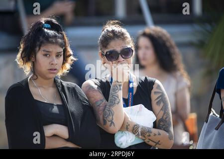 (190805) -- EL PASO, 5 août 2019 -- des gens mémorisent des victimes près du centre Walmart où la fusillade de masse a eu lieu à El Paso, Texas, États-Unis, le 5 août 2019. Le nombre de morts dans les tirs de masse de week-end à El Paso, dans l'État américain du Texas, a augmenté à 22 après que deux personnes sont mortes tôt lundi matin dans un hôpital, a déclaré la police d'El Paso. U.S.-EL PASO-MASSE-NOMBRE DE MORTS PAR BALLE-AUGMENTATION DU NOMBRE DE MORTS WANGXYING PUBLICATIONXNOTXINXCHN Banque D'Images