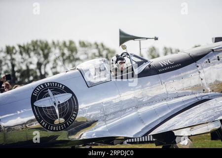 (190806) -- BEIJING, 6 août 2019 -- une photo fournie par Goodwood montre le pilote Matt Jones avant le départ officiel du Silver Spitfire - la plus longue expédition de vol à Goodwood, West Sussex, Grande-Bretagne, le 5 août 2019. Deux pilotes britanniques se sont lancés lundi dans une quête pionnière pour faire le tour du globe dans un avion de chasse original de la Seconde Guerre mondiale. (Photo de /Getty Images pour IWC/document via Xinhua) PHOTOS XINHUA DU JOUR RemyxSteiner PUBLICATIONxNOTxINxCHN Banque D'Images