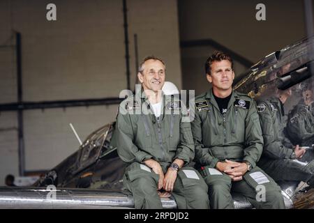 (190805) -- LONDRES, 5 août 2019 (Xinhua) -- photo fournie par Goodwood montre les pilotes Steve Brooks (à gauche) et Matt Jones assistant à la célébration du début officiel du Silver Spitfire - la plus longue expédition de vol à Goodwood, West Sussex, Grande-Bretagne, le 5 août 2019. Deux pilotes britanniques se sont lancés lundi dans une quête pionnière pour faire le tour du globe dans un avion de chasse original de la Seconde Guerre mondiale. (Photo de Remy Steiner/Getty Images pour IWC/document via Xinhua) GRANDE-BRETAGNE-GOODWOOD-Seconde Guerre mondiale AVION DE CHASSE TOUR DU MONDE PUBLICATIONxNOTxINxCHN Banque D'Images