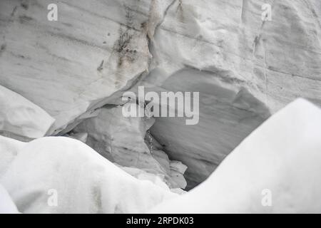 (190806) -- NGARI, 6 août 2019 -- une photo prise le 4 août 2019 montre des gouttes d'eau de glace fondue provenant d'un glacier dans le comté de Rutog de la préfecture de Ngari, dans la région autonome du Tibet du sud-ouest de la Chine. Jigme Dorje) CHINA-TIBET-GLACIER-SCENERY(CN) JinxMeiduoji PUBLICATIONxNOTxINxCHN Banque D'Images