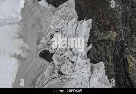 (190806) -- NGARI, 6 août 2019 -- une photo aérienne prise le 4 août 2019 montre le paysage d'une partie d'un glacier dans le comté de Rutog de la préfecture de Ngari, dans la région autonome du Tibet du sud-ouest de la Chine. Jigme Dorje) CHINA-TIBET-GLACIER-SCENERY(CN) JinxMeiduoji PUBLICATIONxNOTxINxCHN Banque D'Images