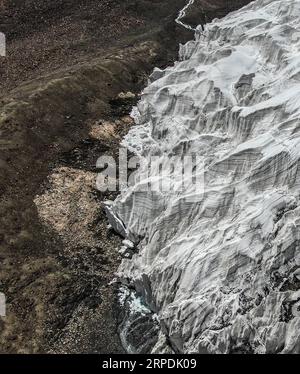 (190806) -- NGARI, 6 août 2019 -- une photo aérienne prise le 4 août 2019 montre le paysage d'une partie d'un glacier dans le comté de Rutog de la préfecture de Ngari, dans la région autonome du Tibet du sud-ouest de la Chine. Jigme Dorje) CHINA-TIBET-GLACIER-SCENERY(CN) JinxMeiduoji PUBLICATIONxNOTxINxCHN Banque D'Images