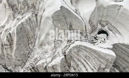 (190806) -- NGARI, 6 août 2019 -- une photo aérienne prise le 4 août 2019 montre le paysage d'une partie d'un glacier dans le comté de Rutog de la préfecture de Ngari, dans la région autonome du Tibet du sud-ouest de la Chine. Jigme Dorje) CHINA-TIBET-GLACIER-SCENERY(CN) JinxMeiduoji PUBLICATIONxNOTxINxCHN Banque D'Images