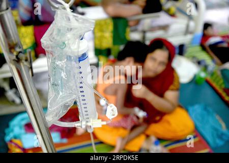 (190806) -- DHAKA, 6 août 2019 (Xinhua) -- Un enfant infecté par la dengue reçoit un traitement dans un hôpital de Dhaka, au Bangladesh, le 6 août 2019. Le gouvernement bangladais a confirmé cinq autres décès dus à la dengue, portant le nombre total de décès dans le pays depuis janvier à 23, a rapporté mardi la Direction générale des services de santé. (Str/Xinhua) BANGLADESH-DHAKA-DENGUE PUBLICATIONxNOTxINxCHN Banque D'Images