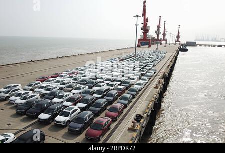 (190806) -- BEIJING, 6 août 2019 -- une photo aérienne prise le 27 juin 2019 montre de nouvelles voitures qui attendent d'être expédiées dans un port de la région de Lingang à Shanghai, dans l'est de la Chine.) Xinhua Headlines : la Chine étend Shanghai FTZ pour une plus grande ouverture, la mondialisation FangxZhe PUBLICATIONxNOTxINxCHN Banque D'Images