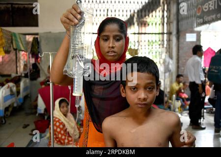 (190806) -- DHAKA, 6 août 2019 (Xinhua) -- Un enfant infecté par la dengue reçoit un traitement dans un hôpital de Dhaka, au Bangladesh, le 6 août 2019. Le gouvernement bangladais a confirmé cinq autres décès dus à la dengue, portant le nombre total de décès dans le pays depuis janvier à 23, a rapporté mardi la Direction générale des services de santé. (Str/Xinhua) BANGLADESH-DHAKA-DENGUE PUBLICATIONxNOTxINxCHN Banque D'Images