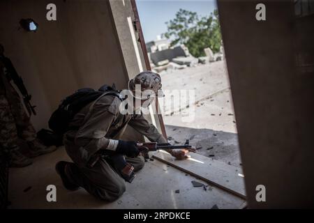 (190806) -- TRIPOLI, 6 août 2019 -- Un combattant du Gouvernement d'entente nationale (GNA) soutenu par l'ONU prend position lors d'affrontements avec les forces de l'Armée nationale libyenne (ANL) basée à l'est et dirigée par Khalifa Haftar sur une ligne de front à Tripoli, Libye, le 6 août 2019. (Photo de /Xinhua) LIBYE-TRIPOLI-CONFLIT AmruxSalahuddien PUBLICATIONxNOTxINxCHN Banque D'Images