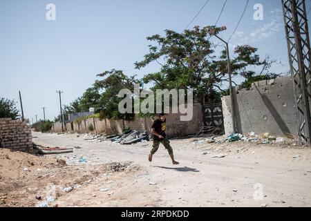 (190806) -- TRIPOLI, 6 août 2019 -- Un combattant du Gouvernement d'entente nationale (GNA) soutenu par l'ONU court se mettre à couvert lors d'affrontements avec les forces de l'Armée nationale libyenne (ANL) basée à l'est et dirigée par Khalifa Haftar sur une ligne de front à Tripoli, Libye, le 6 août 2019. (Photo de /Xinhua) LIBYE-TRIPOLI-CONFLIT AmruxSalahuddien PUBLICATIONxNOTxINxCHN Banque D'Images