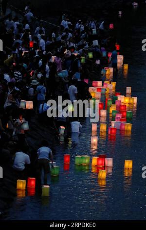 (190807) -- BEIJING, 7 août 2019 -- des gens lâchent des lanternes en papier sur la rivière au Parc commémoratif de la paix à Hiroshima, Japon, 6 août 2019. Hiroshima, la ville japonaise frappée par une bombe atomique américaine à la fin de la Seconde Guerre mondiale, a marqué mardi le 74e anniversaire du bombardement. PHOTOS XINHUA DU JOUR DuxXiaoyi PUBLICATIONxNOTxINxCHN Banque D'Images