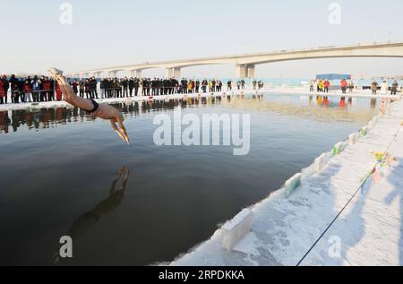 (190806) -- Pékin, 6 août 2019 -- Un nageur hivernal plonge dans la piscine creusée dans la rivière Songhua gelée à Harbin, dans la province du Heilongjiang du nord-est de la Chine, le 2 janvier 2009. Depuis la fondation de la République populaire de Chine, les sports professionnels et la condition physique nationale se sont développés en coordination pour promouvoir conjointement la prospérité du sport. (SP)CHINE-PÉKIN-70E ANNIVERSAIRE DE LA FONDATION DE LA RPC-HISTOIRE DU SPORT CHINOIS-SPORT PROFESSIONNEL-FITNESS NATIONAL WANGXJIANWEI PUBLICATIONXNOTXINXCHN Banque D'Images