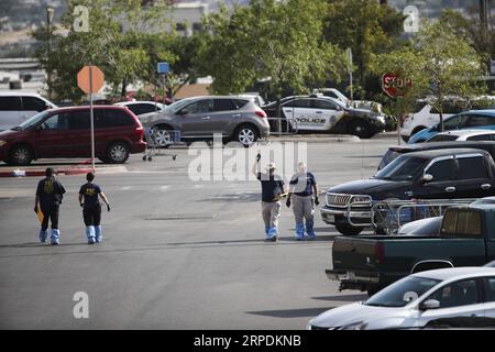 (190807) -- EL PASO, 7 août 2019 -- des officiers du FBI cherchent des voitures pour les propriétaires au centre Walmart où a eu lieu la fusillade massive samedi, à El Paso, Texas, États-Unis, le 6 août 2019. les propriétaires de voitures qui garaient leurs voitures sur le parking Walmart ont commencé à récupérer leurs voitures avec l ' aide d ' enquêteurs mardi. ) US-TEXAS-MASS SHOOTING-AFTERMATH WangxYing PUBLICATIONxNOTxINxCHN Banque D'Images