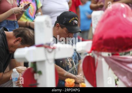 (190807) -- EL PASO, 7 août 2019 -- les gens pleurent les victimes près du centre Walmart où la fusillade massive a eu lieu samedi, à El Paso, Texas, États-Unis, le 6 août 2019. ) U.S.-TEXAS-MASS SHOOTING-AFTERMATH WangxYing PUBLICATIONxNOTxINxCHN Banque D'Images