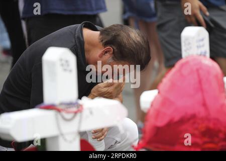 (190807) -- EL PASO, 7 août 2019 -- les gens pleurent les victimes près du centre Walmart où la fusillade massive a eu lieu samedi, à El Paso, Texas, États-Unis, le 6 août 2019. ) U.S.-TEXAS-MASS SHOOTING-AFTERMATH WangxYing PUBLICATIONxNOTxINxCHN Banque D'Images