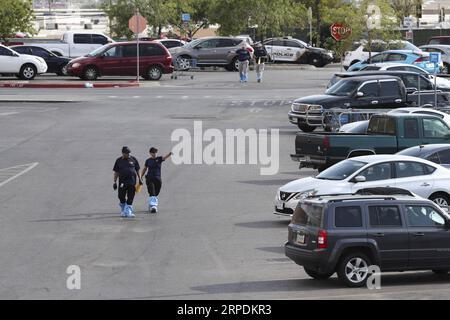 (190807) -- EL PASO, 7 août 2019 -- des officiers du FBI cherchent des voitures pour les propriétaires au centre Walmart où a eu lieu la fusillade massive samedi, à El Paso, Texas, États-Unis, le 6 août 2019. les propriétaires de voitures qui garaient leurs voitures sur le parking Walmart ont commencé à récupérer leurs voitures avec l ' aide d ' enquêteurs mardi. ) US-TEXAS-MASS SHOOTING-AFTERMATH WangxYing PUBLICATIONxNOTxINxCHN Banque D'Images