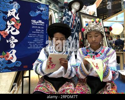 (190807) -- BEIJING, 7 août 2019 -- une photo mobile montre des artisanes de Dali de la province du Yunnan fabriquant des objets artisanaux sur un bazar présentant des objets artisanaux Dali dans un centre commercial de Beijing, capitale de la Chine, 3 août 2019.) (BeijingCandid)CHINA-BEIJING-HANDCRAFT BAZAAR (CN) WangxJunlu PUBLICATIONxNOTxINxCHN Banque D'Images