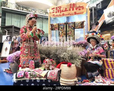 (190807) -- BEIJING, 7 août 2019 -- une photo mobile montre des artisanes de Dali, dans la province du Yunnan du sud-ouest de la Chine, fabriquant des objets artisanaux sur un bazar présentant des objets artisanaux Dali dans un centre commercial à Beijing, capitale de la Chine, le 3 août 2019.) (BeijingCandid)CHINA-BEIJING-HANDCRAFT BAZAAR (CN) WangxJunlu PUBLICATIONxNOTxINxCHN Banque D'Images