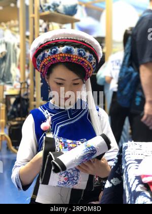 (190807) -- BEIJING, 7 août 2019 -- une photo mobile montre une artisan de Dali dans la province du Yunnan fabriquant de l'artisanat sur un bazar présentant de l'artisanat Dali dans un centre commercial à Beijing, capitale de la Chine, le 3 août 2019.) (BeijingCandid)CHINA-BEIJING-HANDCRAFT BAZAAR (CN) WangxJunlu PUBLICATIONxNOTxINxCHN Banque D'Images