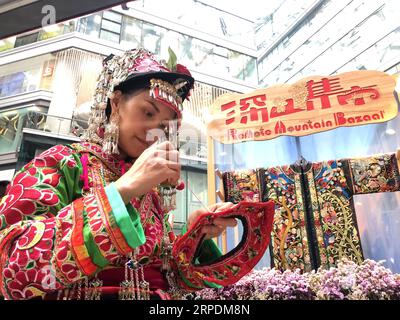 (190807) -- BEIJING, 7 août 2019 -- une photo mobile montre une artisan de Dali dans la province du Yunnan fabriquant de l'artisanat sur un bazar présentant de l'artisanat Dali dans un centre commercial à Beijing, capitale de la Chine, le 3 août 2019.) (BeijingCandid)CHINA-BEIJING-HANDCRAFT BAZAAR (CN) WangxJunlu PUBLICATIONxNOTxINxCHN Banque D'Images