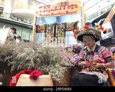 (190807) -- BEIJING, 7 août 2019 -- une photo mobile montre une artisan de Dali dans la province du Yunnan fabriquant de l'artisanat sur un bazar présentant de l'artisanat Dali dans un centre commercial à Beijing, capitale de la Chine, le 3 août 2019.) (BeijingCandid)CHINA-BEIJING-HANDCRAFT BAZAAR (CN) WangxJunlu PUBLICATIONxNOTxINxCHN Banque D'Images