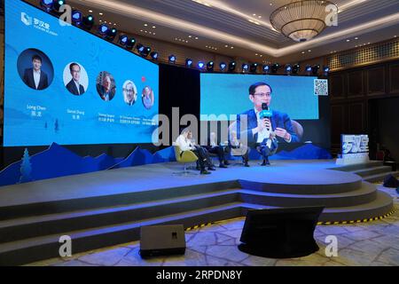 (190808) -- PÉKIN, 8 août 2019 -- Daniel Zhang, PDG du groupe Alibaba, se joint à une table ronde avec des économistes lauréats du prix Nobel lors de l'événement Luohan Academy à Hangzhou, province de Zhejiang dans l'est de la Chine, le 25 juin 2019.) Xinhua Headlines : de nouveaux instituts de recherche dynamisant l'économie chinoise YinxXiaosheng PUBLICATIONxNOTxINxCHN Banque D'Images