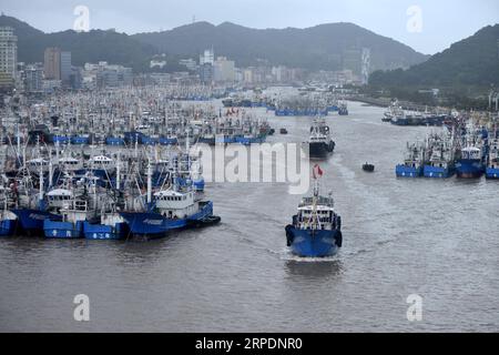 (190809) -- PÉKIN, 9 août 2019 -- les navires retournent au port de Zhoushan, dans la province du Zhejiang de l est de la Chine, 8 août 2019. Les provinces de la côte est de la Chine ont été occupées à se préparer alors que Lekima, le neuvième typhon de l'année, se déplace vers le nord-ouest vers le continent. (Photo de /Xinhua) PHOTOS XINHUA DU JOUR HuxSheyou PUBLICATIONxNOTxINxCHN Banque D'Images