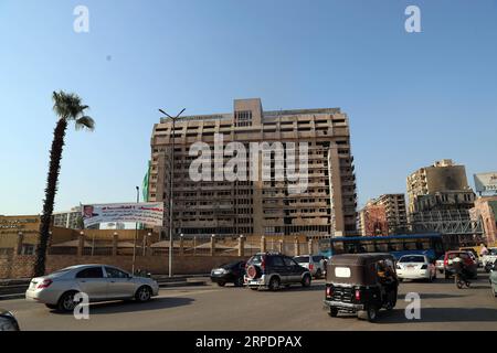 (190809) -- LE CAIRE, 9 août 2019 (Xinhua) -- la photo prise le 9 août 2019 montre l'Institut national du cancer à la suite d'une explosion au Caire, en Égypte. La police égyptienne a identifié jeudi le terroriste qui a tué 20 personnes dans la capitale égyptienne le Caire plus tôt cette semaine. Une voiture piégée qui roulait dans la direction opposée a explosé dans la nuit du 4 août après avoir heurté trois autres voitures près du National cancer Institute dans le centre-ville du Caire. (Xinhua/Ahmed Gomaa) EGYPTE-CAIRE-EXPLOSION-AFTERMATH PUBLICATIONxNOTxINxCHN Banque D'Images