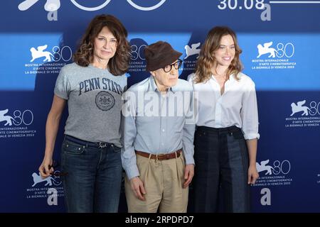 Valerie Lemercier, le réalisateur Woody Allen et Lou de Laage assistent à un photocall pour le film 'coup de chance' au 80e Festival International du film de Venise le 04 septembre 2023 à Venise, en Italie. ©photo : Cinzia Camela. Banque D'Images