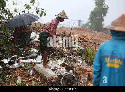 (190810) -- YANGON, 10 août 2019 -- les gens ramassent les choses restantes après le glissement de terrain de la mousson dans l'État de mon, Myanmar, 10 août 2019. Selon les derniers chiffres publiés samedi par le service des pompiers du Myanmar, le nombre de morts par suite du glissement de terrain de la mousson de vendredi est passé à 29 jusqu'à présent dans l'État mon du Myanmar. Causée par de fortes pluies de mousson, Paung, Mawlamyine, Mudon, Thanbyuzayat, Kyaikmaraw, les cantons de Ye ont été inondés.) MYANMAR-mon STATE-MOUSSON GLISSEMENT DE TERRAIN UxAung PUBLICATIONxNOTxINxCHN Banque D'Images