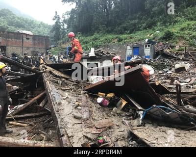 (190810) -- WENZHOU, 10 août 2019 -- des sauveteurs sont vus dans la zone endommagée par le typhon dans le village de Shanzao de la ville de Yantan dans le comté de Yongjia, province de Zhejiang dans l'est de la Chine, le 10 août 2019. Le nombre de morts est passé à 18, cinq autres personnes ayant été retrouvées mortes à 3:30 heures samedi en raison de l'éclatement d'un lac barrière déclenché par un typhon dans la province du Zhejiang de l'est de la Chine, ont déclaré les autorités locales. Deux des cinq décès nouvellement ajoutés ont été précédemment signalés comme disparus. Jusqu'à présent, 14 personnes sont toujours portées disparues, a déclaré une source du département de publicité provincial du comté de Yongjia du Parti communiste chinois Banque D'Images