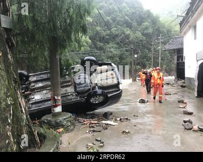 (190810) -- WENZHOU, 10 août 2019 -- des sauveteurs sont vus dans la zone endommagée par le typhon dans le village de Shanzao de la ville de Yantan dans le comté de Yongjia, province de Zhejiang dans l'est de la Chine, le 10 août 2019. Le nombre de morts est passé à 18, cinq autres personnes ayant été retrouvées mortes à 3:30 heures samedi en raison de l'éclatement d'un lac barrière déclenché par un typhon dans la province du Zhejiang de l'est de la Chine, ont déclaré les autorités locales. Deux des cinq décès nouvellement ajoutés ont été précédemment signalés comme disparus. Jusqu'à présent, 14 personnes sont toujours portées disparues, a déclaré une source du département de publicité provincial du comté de Yongjia du Parti communiste chinois Banque D'Images