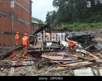 (190810) -- WENZHOU, 10 août 2019 -- des sauveteurs sont vus dans la zone endommagée par le typhon dans le village de Shanzao de la ville de Yantan dans le comté de Yongjia, province de Zhejiang dans l'est de la Chine, le 10 août 2019. Le nombre de morts est passé à 18, cinq autres personnes ayant été retrouvées mortes à 3:30 heures samedi en raison de l'éclatement d'un lac barrière déclenché par un typhon dans la province du Zhejiang de l'est de la Chine, ont déclaré les autorités locales. Deux des cinq décès nouvellement ajoutés ont été précédemment signalés comme disparus. Jusqu'à présent, 14 personnes sont toujours portées disparues, a déclaré une source du département de publicité provincial du comté de Yongjia du Parti communiste chinois Banque D'Images