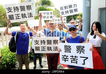 (190810) -- BEIJING, le 10 août 2019 -- des gens visitent le poste de police central pour exprimer leur soutien à la force policière de Hong Kong, dans le sud de la Chine, le 10 août 2019.) Xinhua Headlines : Hong Kong exprime son soutien à la police, appelant à la fin de la violence WuxXiaochu PUBLICATIONxNOTxINxCHN Banque D'Images