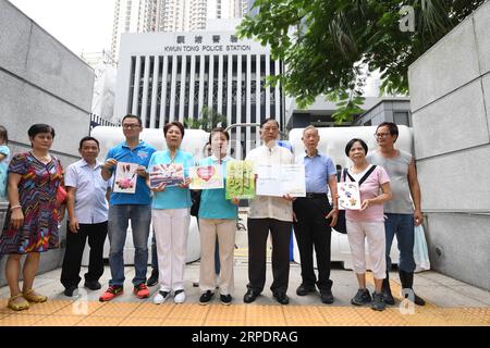 (190810) -- BEIJING, 10 août 2019 -- des citoyens visitent le poste de police de Kwun Tong pour exprimer leur soutien à la force policière de Hong Kong, dans le sud de la Chine, le 10 août 2019. Lui Siu Wai) Xinhua titres : les Hong Kong expriment leur soutien à la police, appelant à la fin de la violence lvxiaowei PUBLICATIONxNOTxINxCHN Banque D'Images