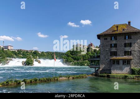 Vue panoramique sur les chutes du Rhin (Rheinfalle) près de Schaffhouse, Suisse contre un ciel bleu nuageux blanc Banque D'Images