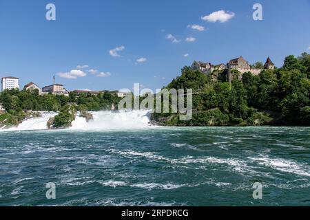 Vue panoramique sur les chutes du Rhin (Rheinfalle) près de Schaffhouse, Suisse contre un ciel bleu nuageux blanc Banque D'Images